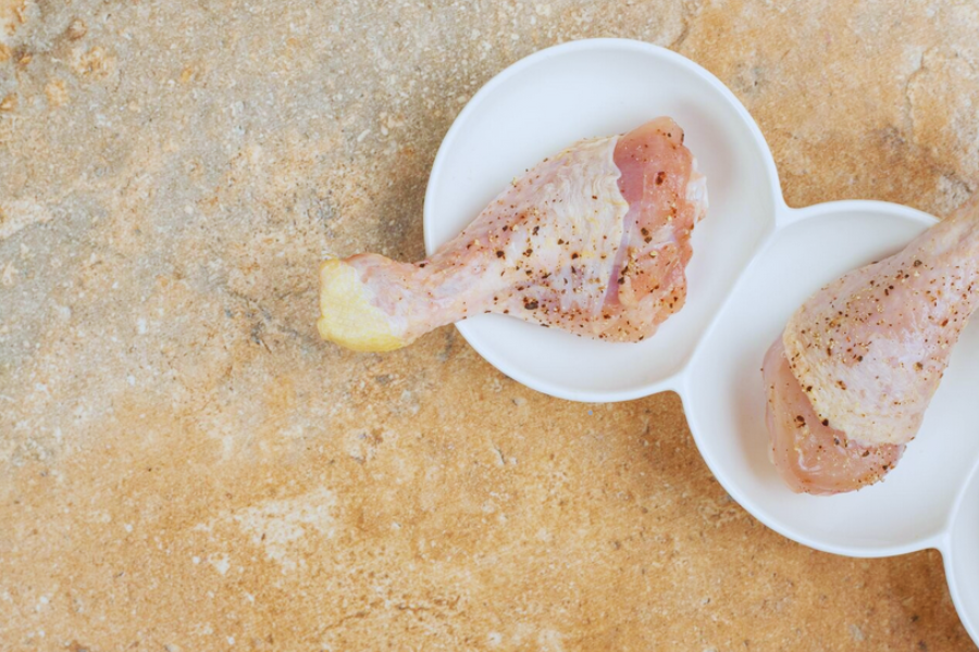 Taburan lada hitam juga menambah 'kick' pada resipi ini.