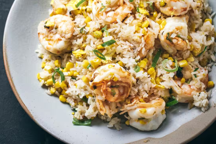 Nasi goreng Cina ringkas hanya campak-campak dalam periuk nasi.