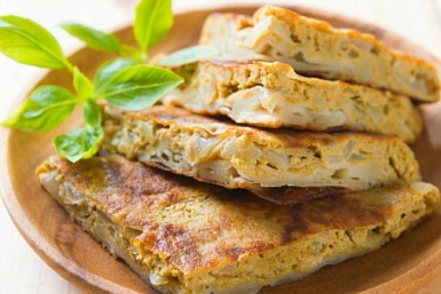 Martabak yang dicicah bersama kuah sirap bawang agak popular di utara Malaysia.