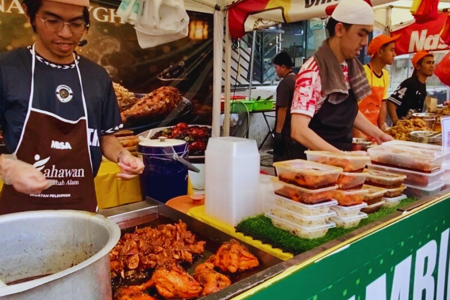 Boleh cuba Nasi ayam Uyghur pasti memenuhi cita rasa ketika berbuka puasa.