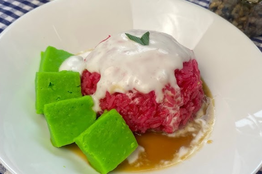 Kuih ini terkenal dengan kesedapan manis berlemak.