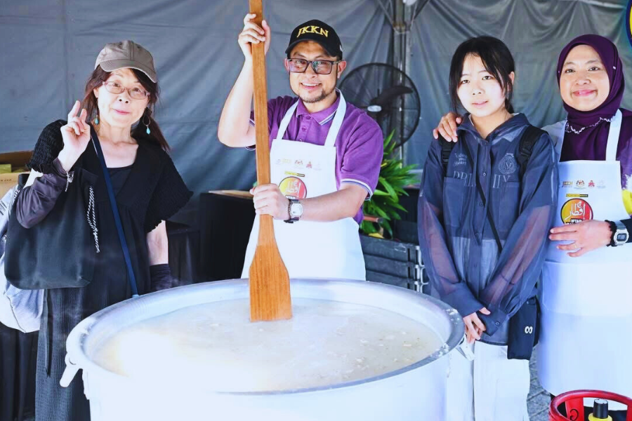 Pelancong turut berpeluang merasai pengalaman memasak bubur lambuk sempena Program Iftar Ramadan 2026. Foto : Facebook JKKN
