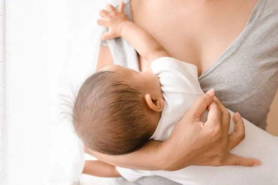 Bengkak susu ini berlaku apabila tisu payudara meradang dan biasanya disebabkan saluran susu tersumbat 