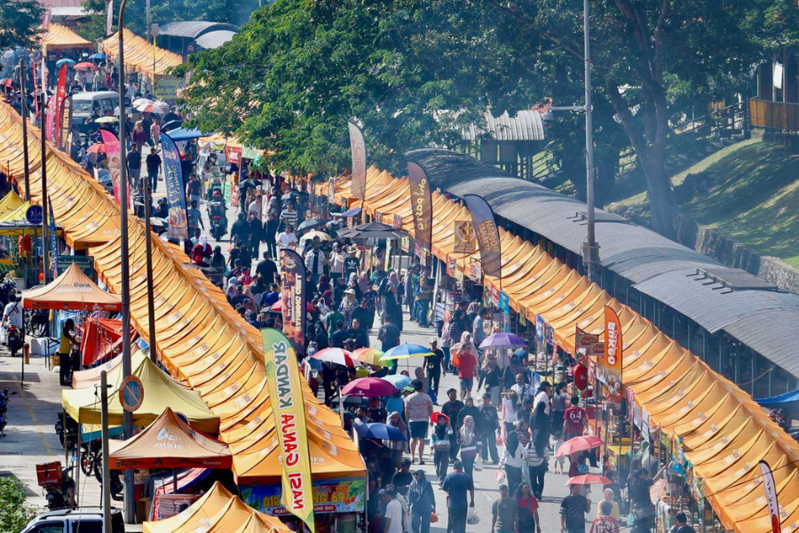 Setiap kali Ramadan, bazar menerima kunjungan pembeli mencari juadah berbuka puasa.