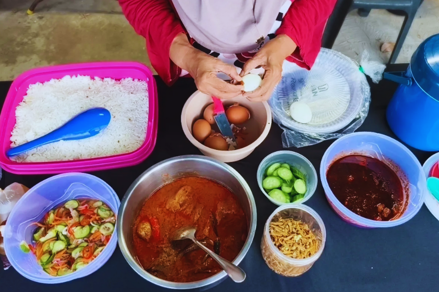 Nasi lemak antara menu dihidangkan untuk tetamu yang lalu.