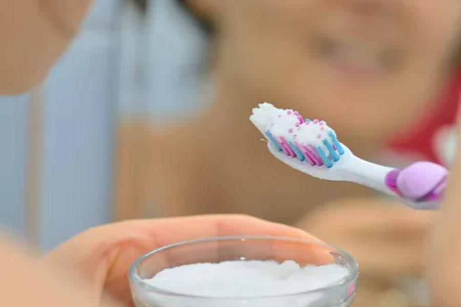 Petua memberus gigi bersama sedikit serbuk penaik dapat membantu mengembalikan warna gigi.