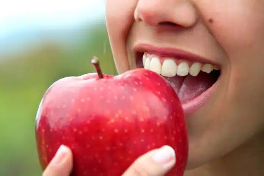 Makanan berserat seperti epal dapat membantu membersihkan gigi secara semula jadi.
