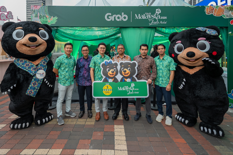 Pengerusi Tourism Malaysia, YBhg. Datuk Manoharan Periasamy dan Pengarah Komersial dan Penghantaran Grab Malaysia, Tan Jiong Jian merasmikan pelancaran Grab 5-Star Eats, yang disokong oleh Tourism Malaysia sempena Tahun Melawat Malaysia 2026.