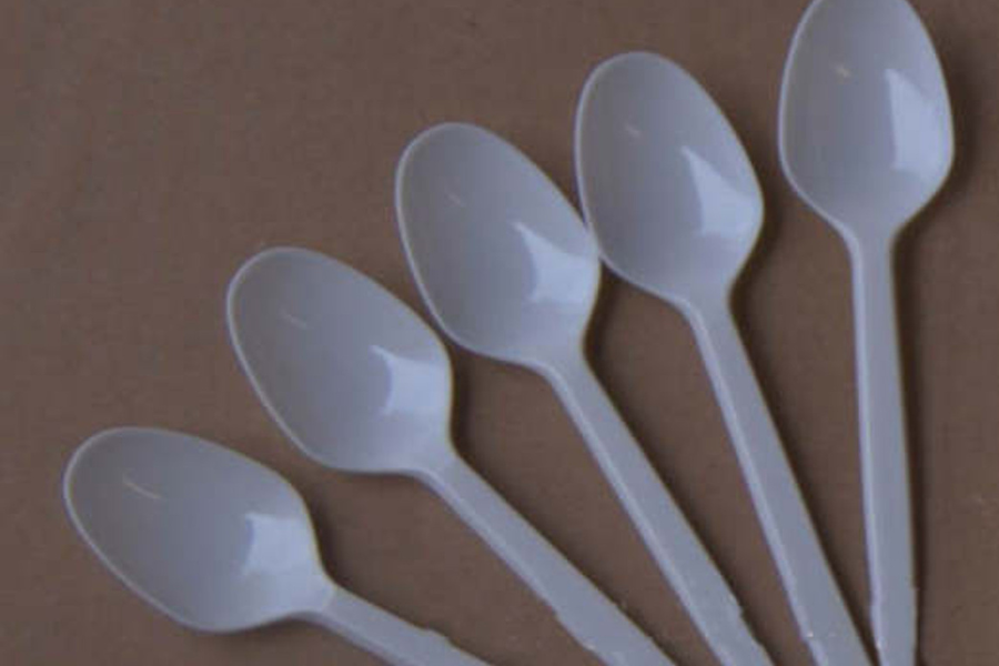 Tabiat menggigit sudu tanpa sedar ketika makan atau minum boleh undang bahaya.