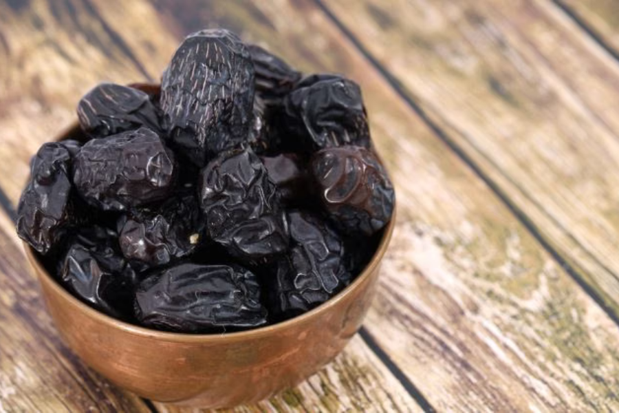 Kurma hitam bekalkan tenaga segera ketika berpuasa.