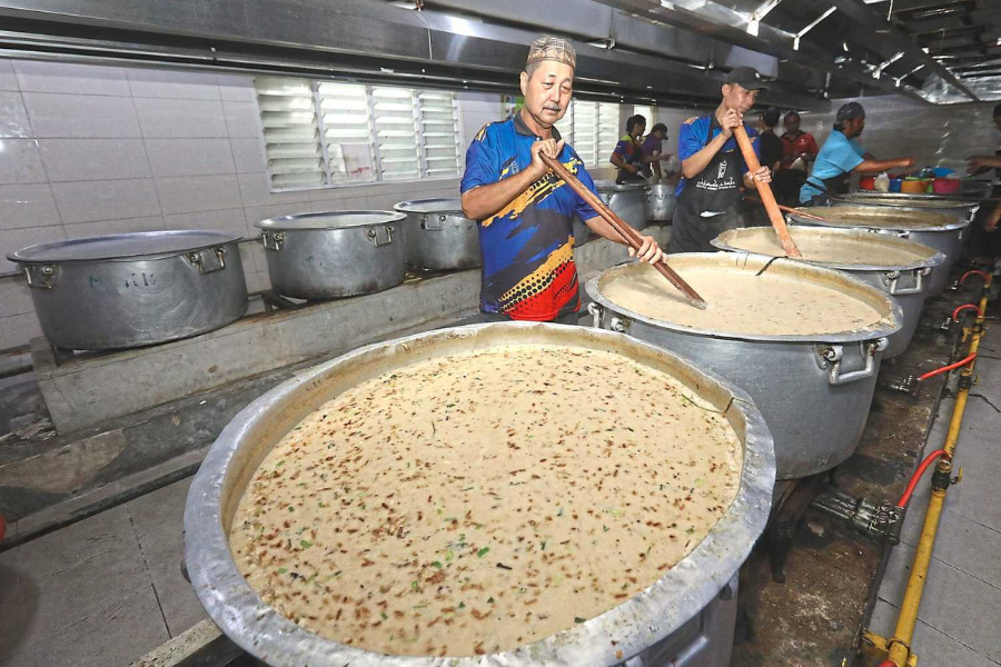 Bubur lambuk sangat terkenal dengan campuran campuran isi daging mahupun ayam.