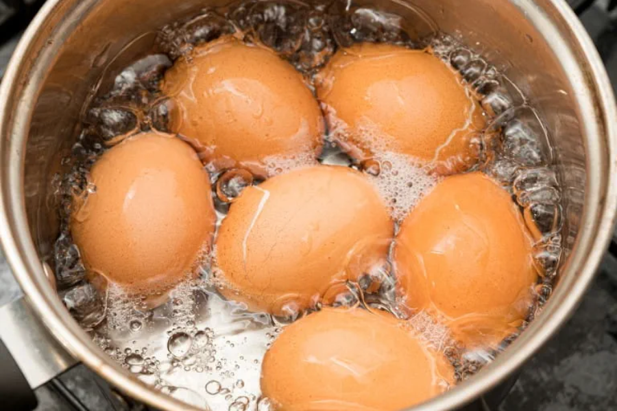 Telur yang direbus menggunakan air mendidih membantu putih telur mengeras lebih cepat.