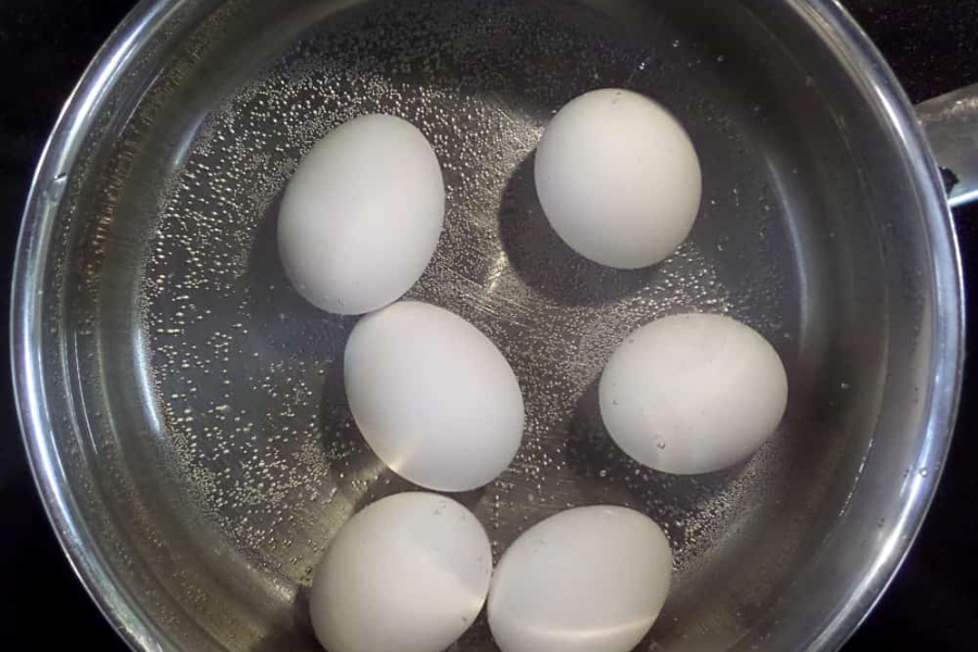 Campuran garam, cuka atau minyak membantu permukaan telur lebih halus.