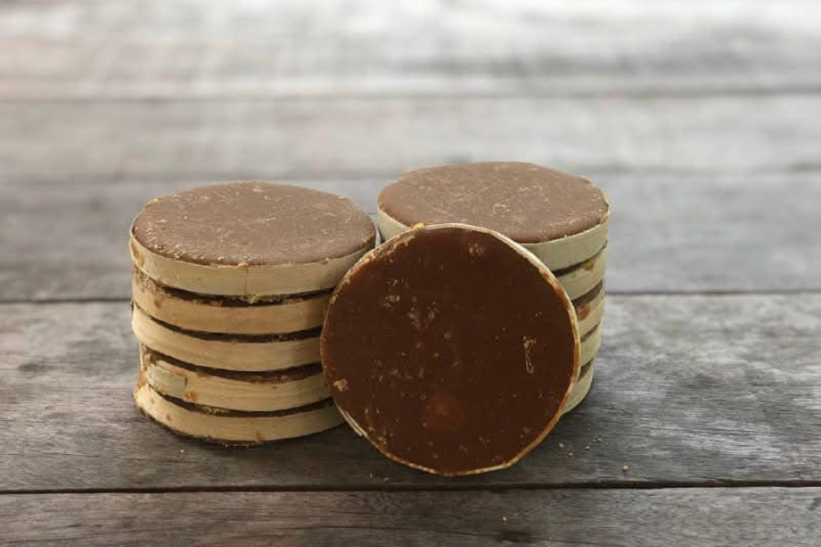 Gula nise ini diperbuat daripada nira kelapa.