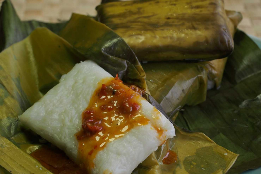 Buras merupakan antara juadah istimewa yang dihidangkan semasa hari raya di Sabah.