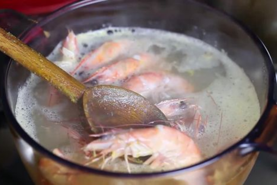 Udang yang direbus sebentar dan disimpan dalam peti beku boleh tahan lama.