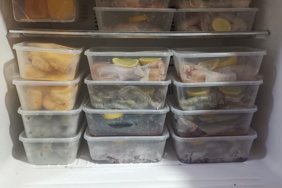 Udang yang disimpan dalam bekas kedap udara dapat membantu mengekalkan kesegaran.