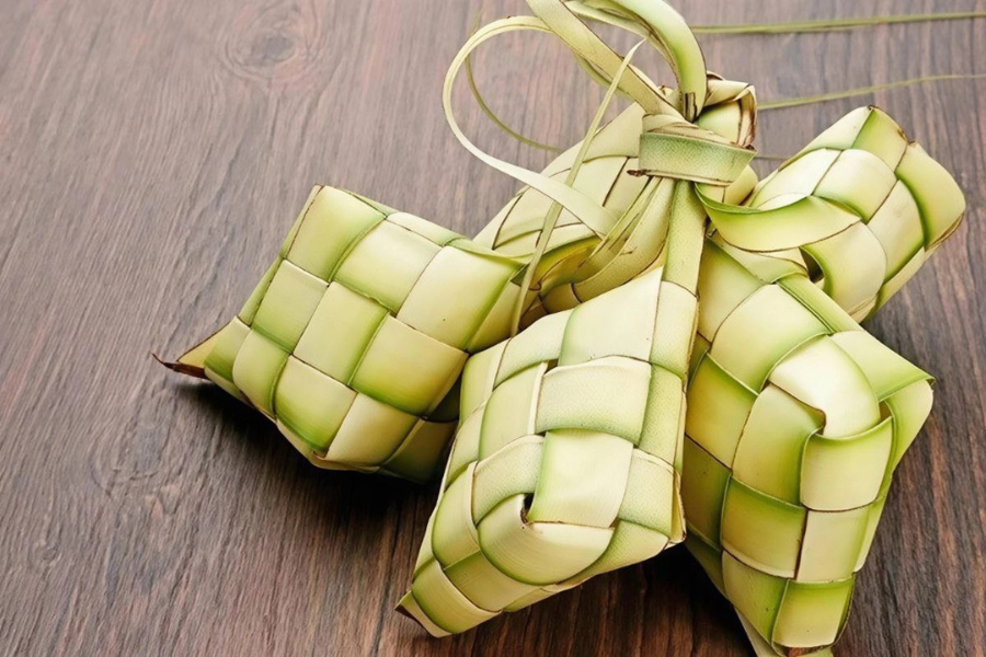 Ketupat nasi atau ketupat sate memiliki bentuk segi empat.