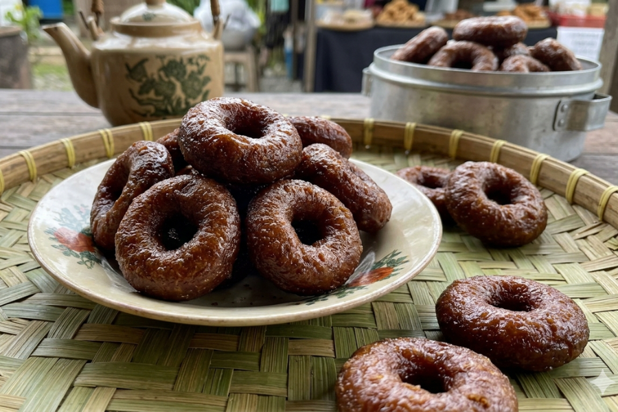 Kuih peniaram mempunyai tekstur rangup di luar, lembut di dalam dengan rasa manis gula merah.