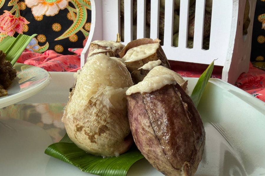 Kepala santan pada lemang periuk kera menambah kelazatan.