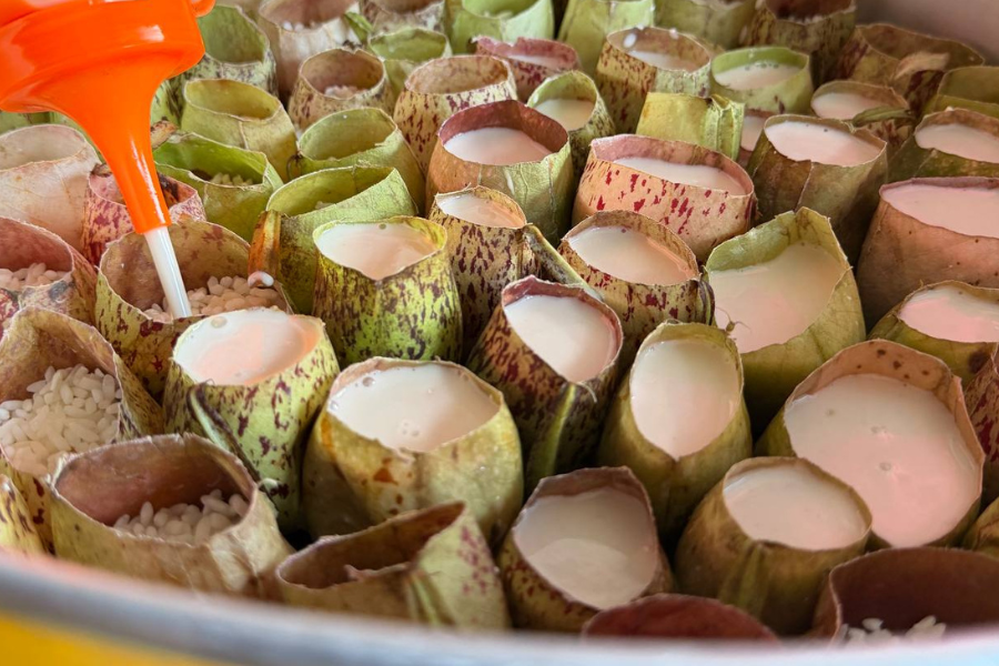 Santan dimasak dituang satu demi satu.