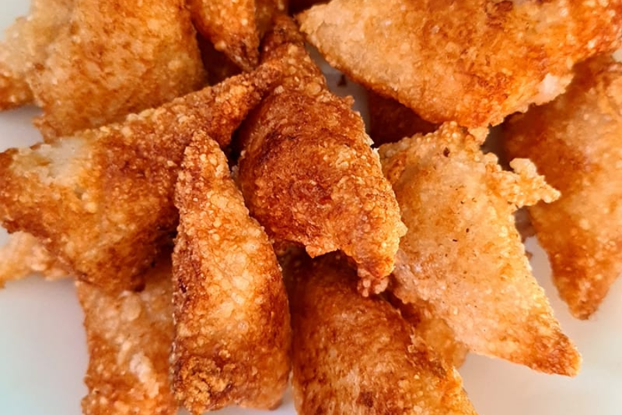 Biasanya ketupat akan dikukus tapi uniknya jenis ini ia digoreng.