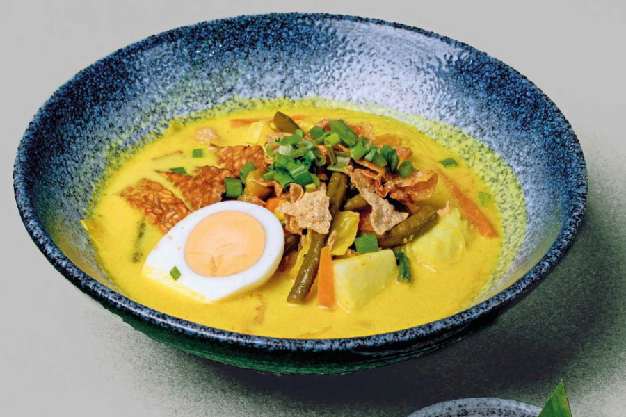 Lontong antara menu wajib pagi raya di selatan tanah air.