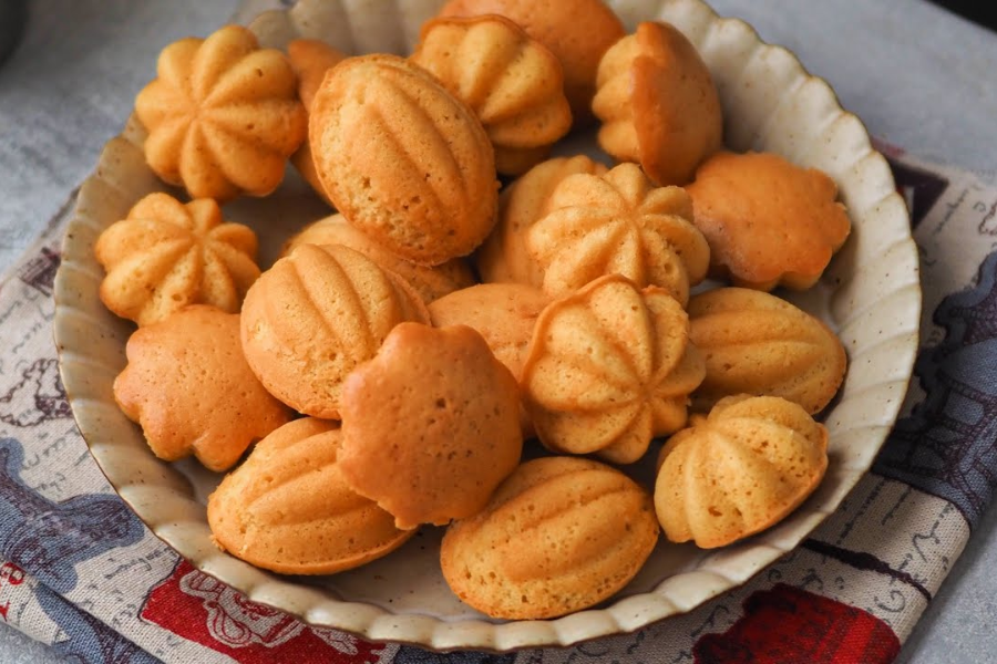 Kuih bahulu yang bertekstur lembut dan wangi memang sedap dimakan begitu sahaja.