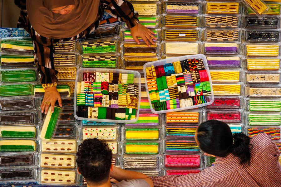 Kek lapis Sarawak terkenal dengan rupa yang berwarna-warni serta corak berlapis.