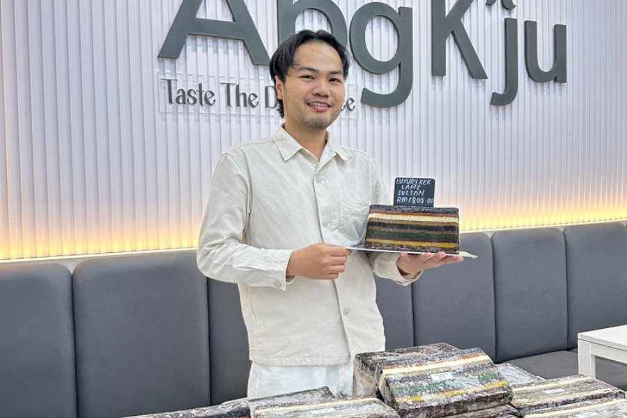 Adhar memiliki perniagaan kek lapis sendiri iaitu Abg K'ju Cakehouse di Kota Semarahan, Sarawak.