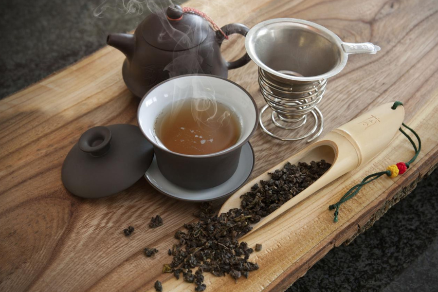 Teh oolong mengandungi katekin dan polifenol yang bantu menurunkan kolesterol.