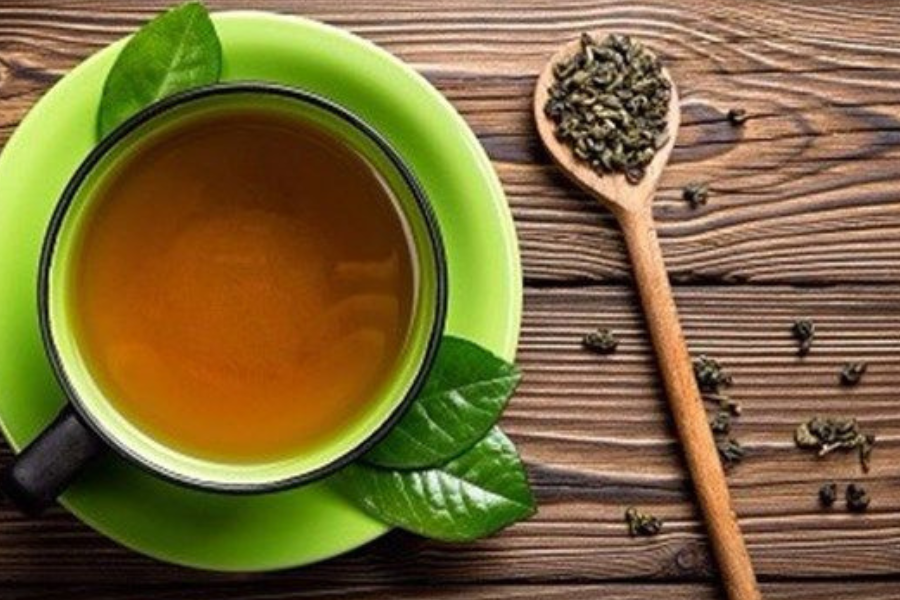 Teh hijau mengandungi katekin (antioksidan kuat) yang membantu menurunkan kolesterol jahat.