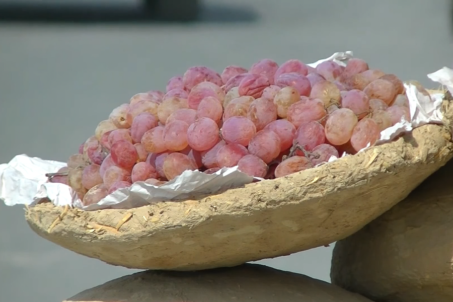 Bekas tanah liat akan disimpan pada suhu sejuk bagi melambatkan proses pereputan.