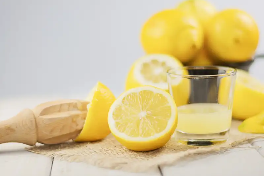Air lemon yang mengandungi asid sitrik membantu membersihkan kotoran kulat.