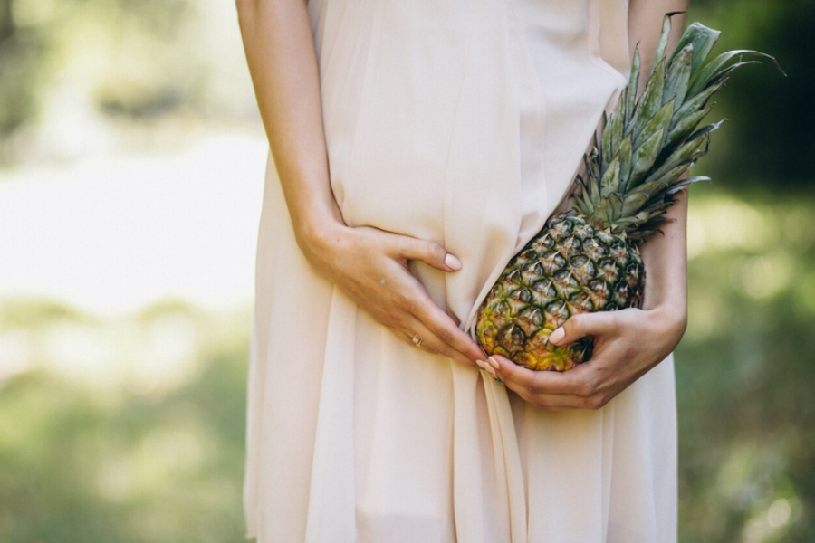 Nanas mengandungi hampir 87 peratus air membantu mengekalkan hidrasi tubuh ketika hamil. 