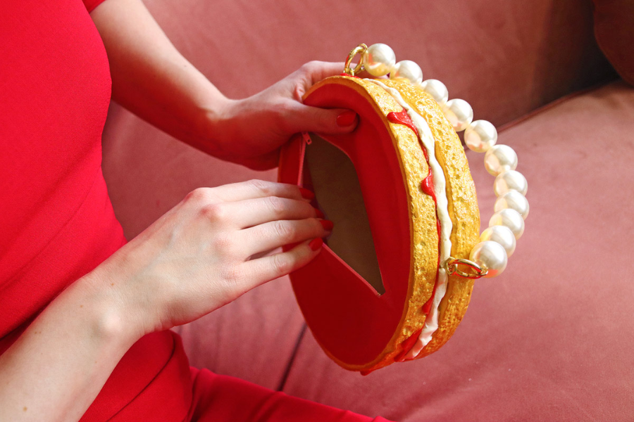 Beg tangan berbentuk kek span ini memerlukan proses pembuatan selama dua minggu.