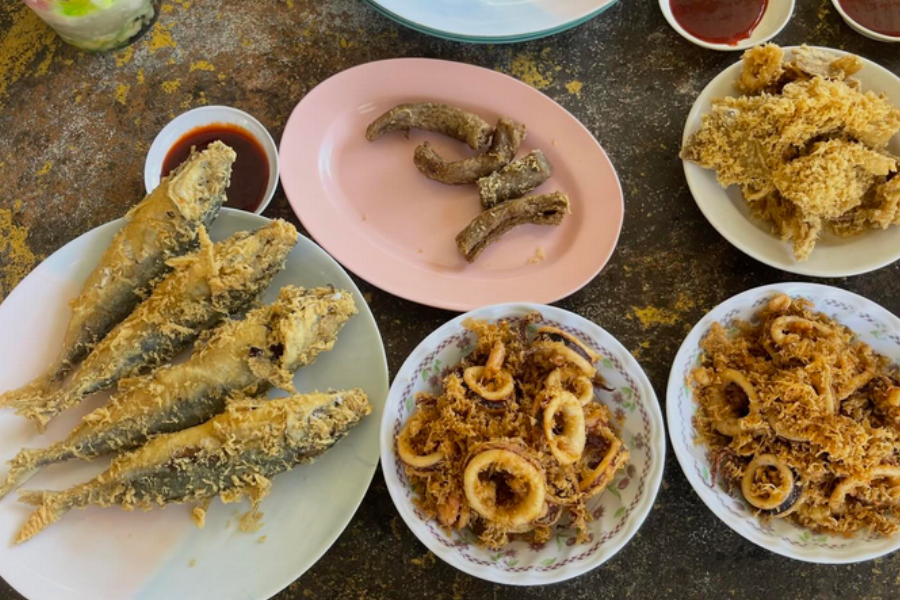 Warga maya kongsi pengalaman menikmati hidangan celup tepung di kedai makan sekitar Pantai Penarik, Terangganu.