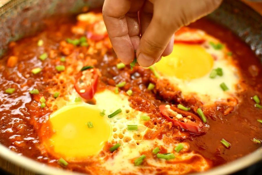 Memang tak jemu dibuatnya kalau hari-hari dapat menikmati sambal telur pecah.