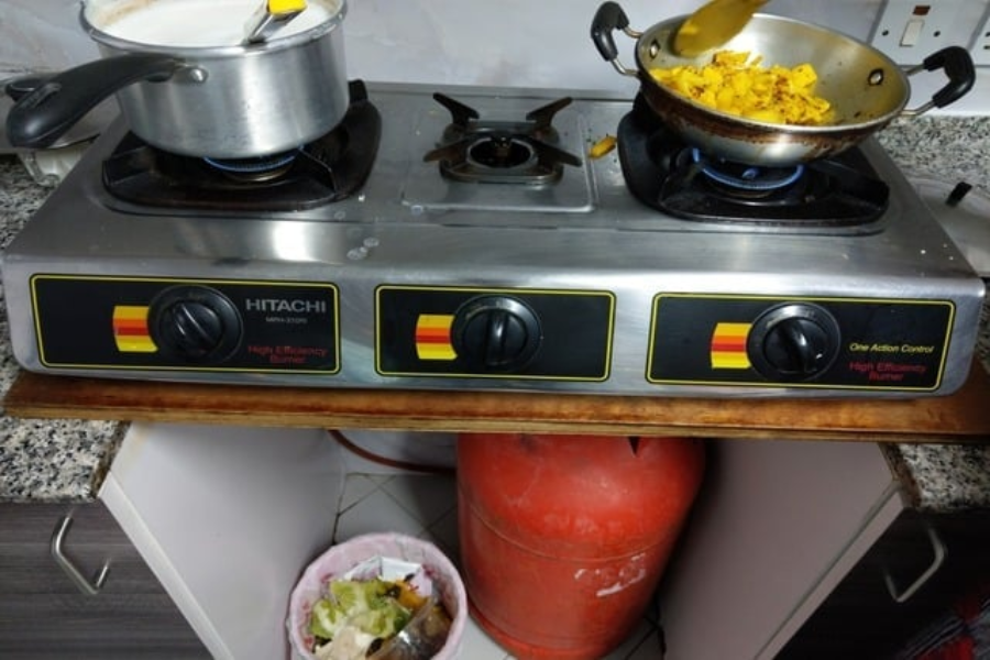 Tong gas yang disimpan dalam kabinet berisiko bocor kerana tiada pengudaran.