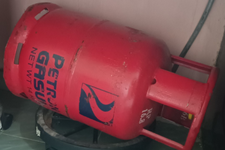 Tong gas yang diletakkan pada posisi baring berisiko menyebabkan api menjadi lebih besar.