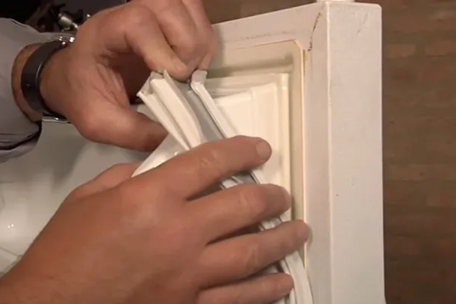 Getah pintu sejuk memang kurang melekat jika sudah lama digunakan.