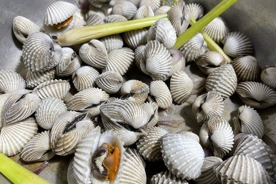 Serai ditumbuk dapat membantu menghilangkan bau hanyir kerang.