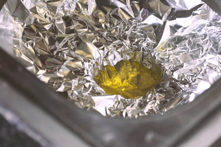 Ada cara yang lebih efektif membersihkan lebihan minyak masak.