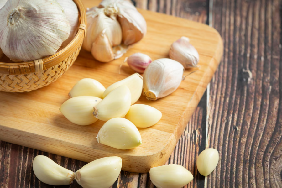 Bawang putih dapat menghalau kutu beras kerana aromanya yang menyengat.