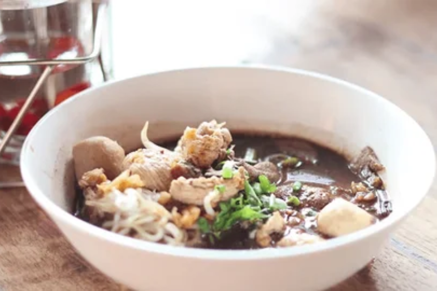 Kuahnya yang wangi berempah dan sedikit pedas memang kombinasi yang sempurna.