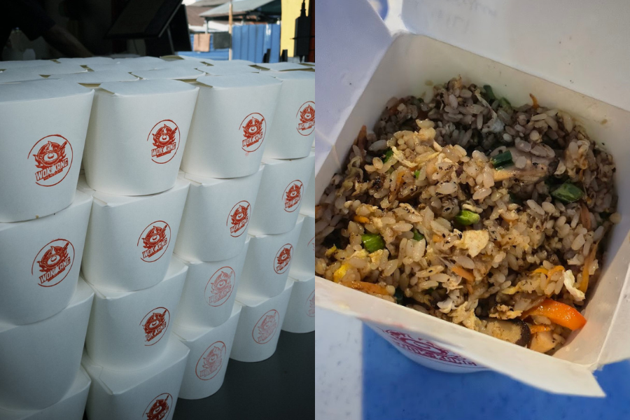 Uniknya nasi goreng di Wok Kang Egg Fried Rice dibungkus dalam kotak kertas.