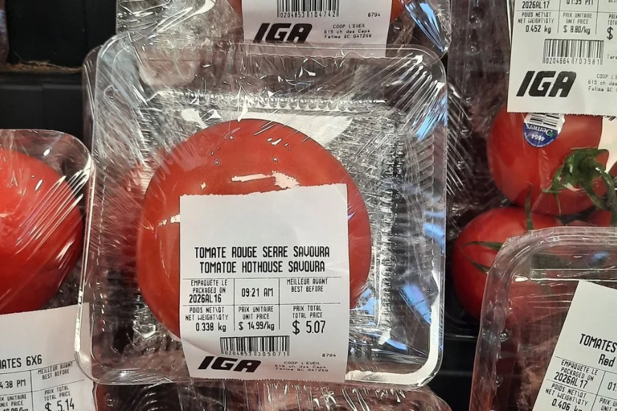 Tindakan mempamerkan harga tomato secara sebiji dan berasingan itu mencetuskan kecaman ramai.