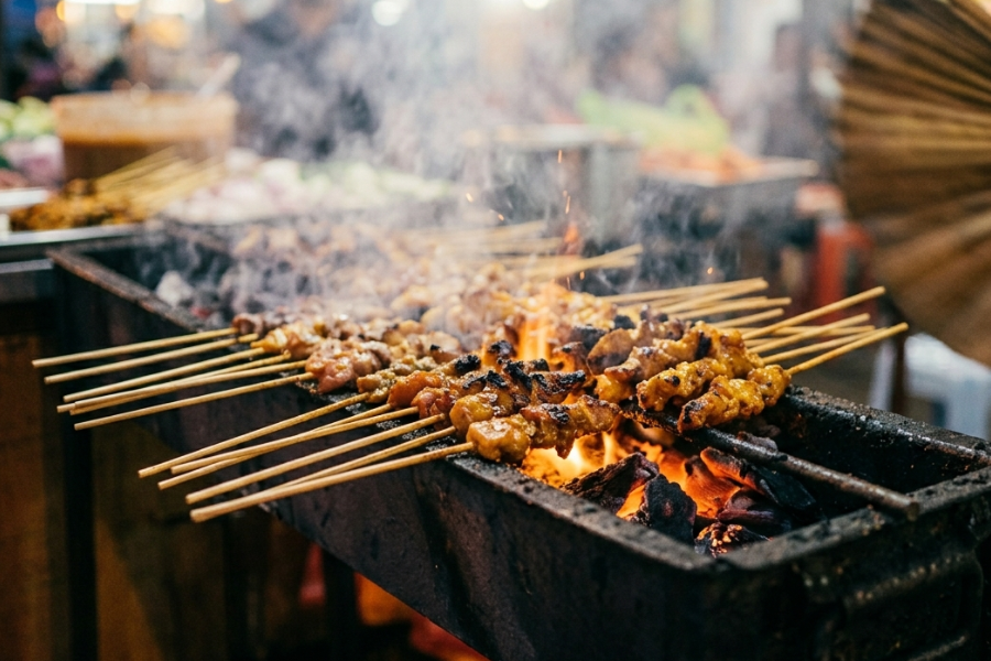 Keseimbangan antara makanan dibakar dan sayuran segar sering ditekankan.