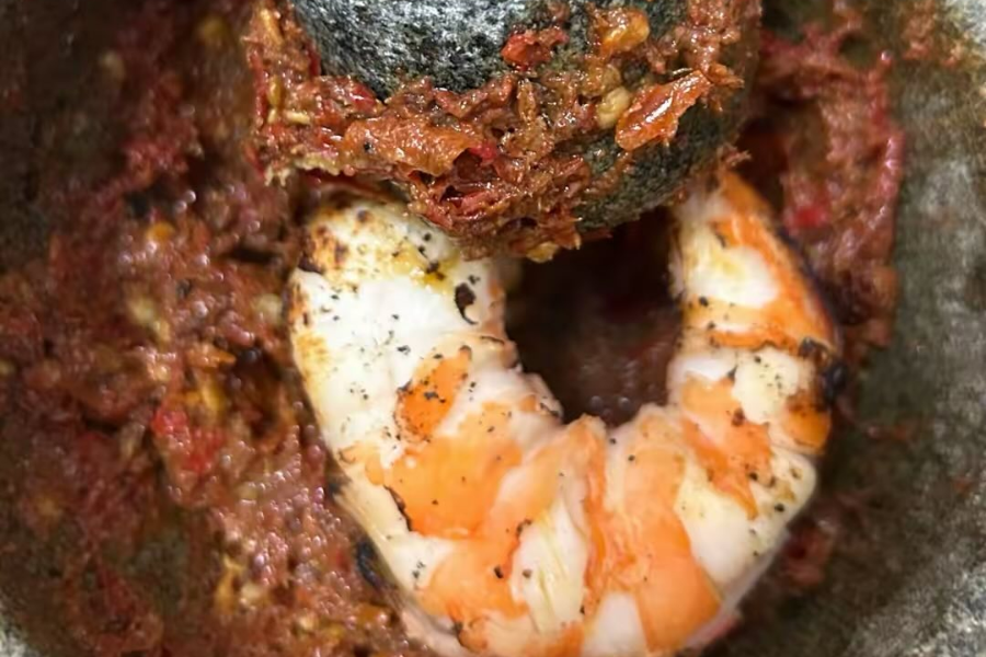 Gabungan rasa udang bakar bersama perahan limau dalam sambal belacan memang luar biasa.