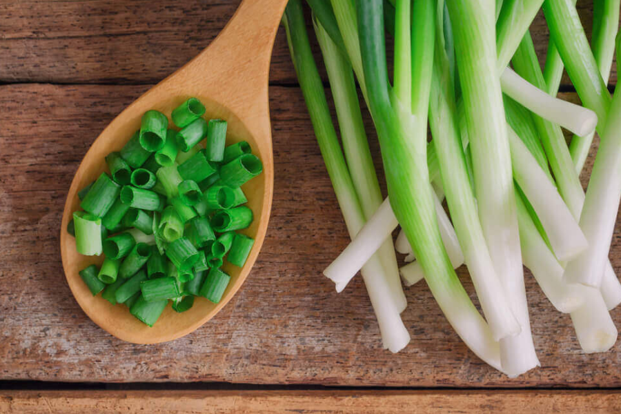 Penanaman daun bawang hanya memerlukan bahagian putih yang mempunyai akar.